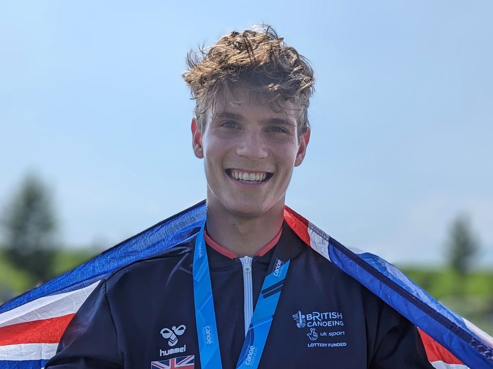 Britský vodný slalomár Kurts Adams Rozentals.