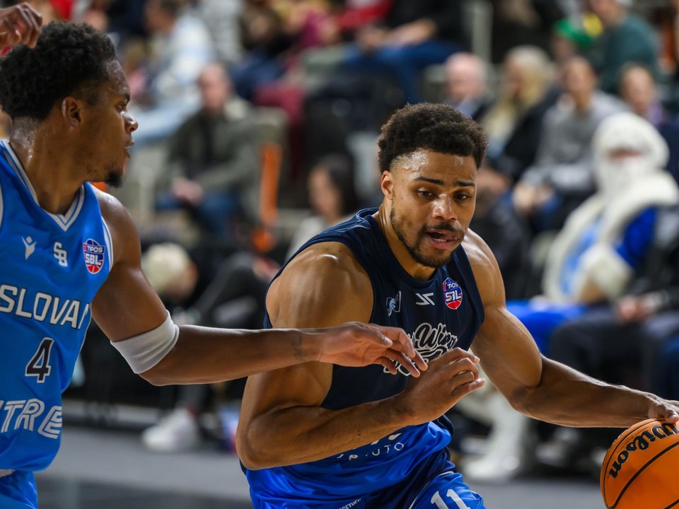 Momentka zo zápas TIPOS SBL v basketbale mužov Nitra Blue Wings - BC Slovan Bratislava.