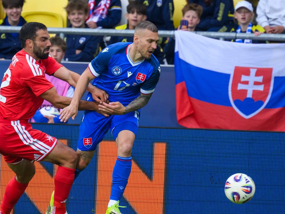 Zach Muscat (Malta) a Lukáš Haraslín (Slovensko) počas prípravného futbalového zápasu Slovensko - Malta.