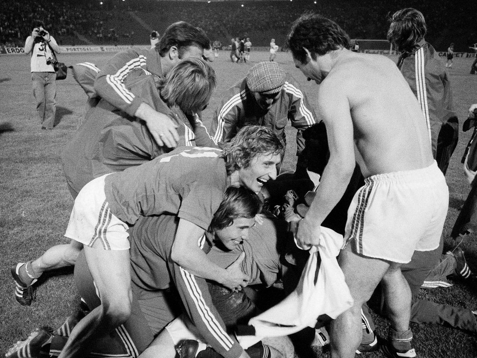 Československí futbalisti oslavujú titul majstrov Európy 1976 v Belehrade po finálovom víťazstve nad NSR v penaltovom rozstrele. 
