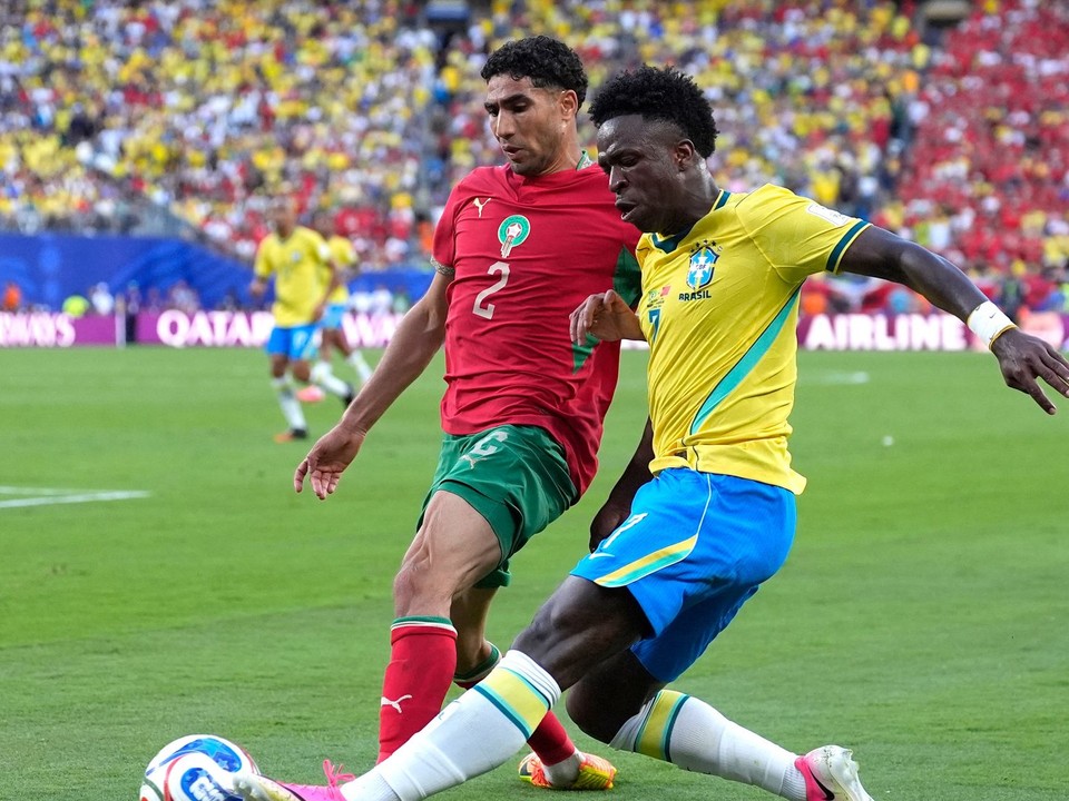 Brazílčan Vinícius Júnior (7) bojuje o loptu počas zápasu C-skupiny majstrovstiev sveta medzi Brazíliou a Marokom.