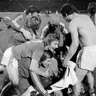 Československí futbalisti oslavujú titul majstrov Európy 1976 v Belehrade po finálovom víťazstve nad NSR v penaltovom rozstrele. 
