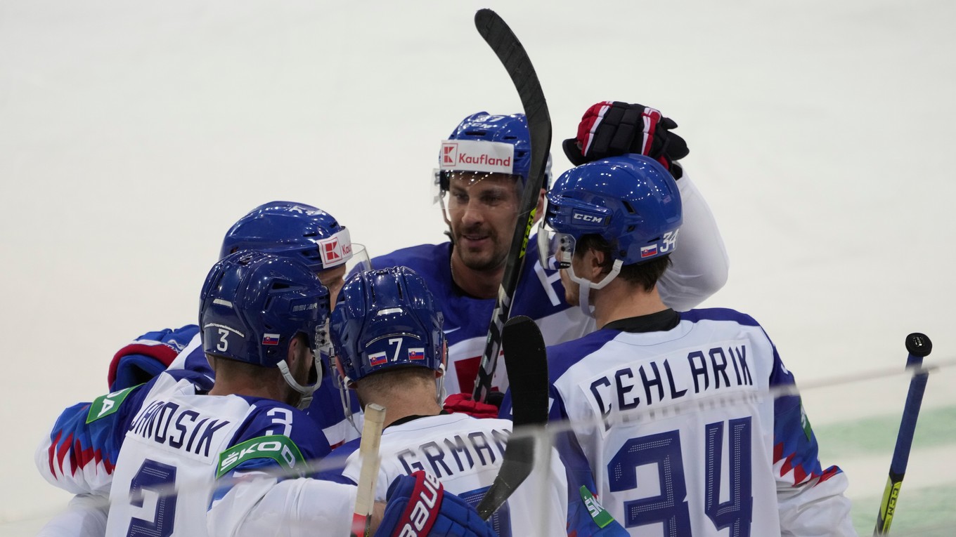 Slovenskí hokejisti oslavujú gól v zápase proti Bielorusom.