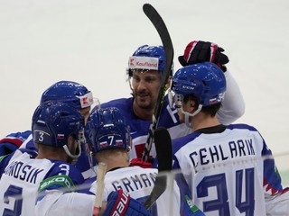 Slovenskí hokejisti oslavujú gól v zápase proti Bielorusom.