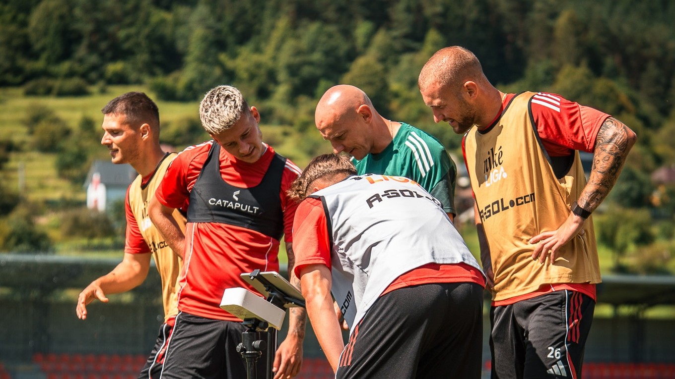 Futbalisti MFK Ružomberok počas tréningu.