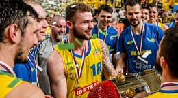 Jakub Mokráň drží v rukách trofej pre šampióna českej NBL.