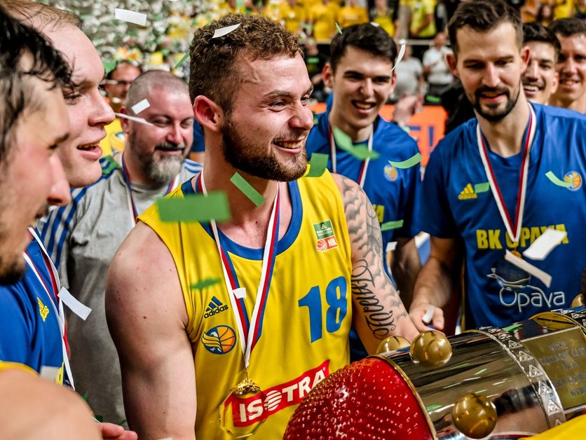 Jakub Mokráň drží v rukách trofej pre šampióna českej NBL.