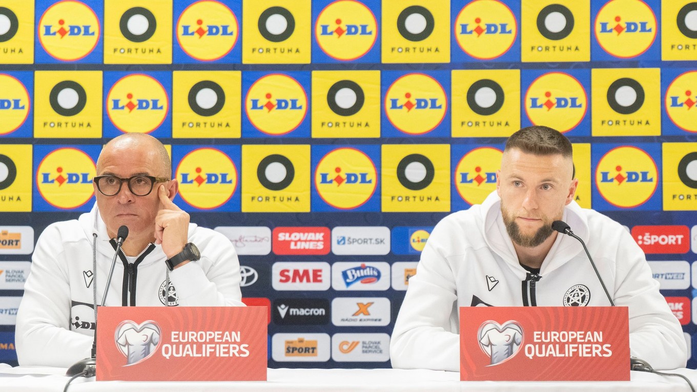 Zľava tréner slovenskej futbalovej reprezentácie Francesco Calzona a kapitán tímu Milan Škriniar počas tlačovej konferencie