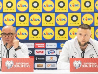 Zľava tréner slovenskej futbalovej reprezentácie Francesco Calzona a kapitán tímu Milan Škriniar počas tlačovej konferencie