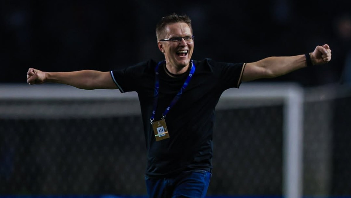 Tréner Sabahu Valdas Dambrauskas oslavuje postup do Ligy majstrov. 