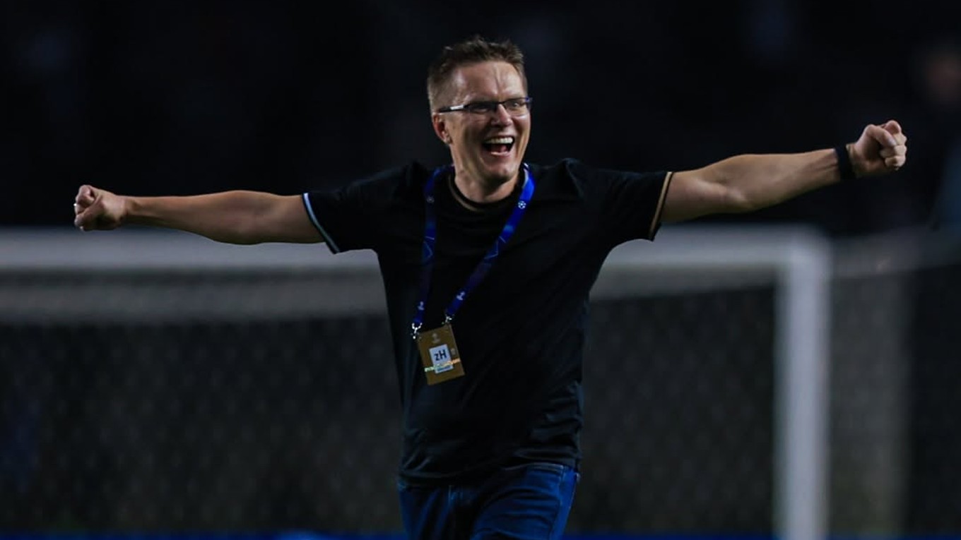 Tréner Sabahu Valdas Dambrauskas oslavuje postup do Ligy majstrov. 