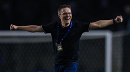 Tréner Sabahu Valdas Dambrauskas oslavuje postup do Ligy majstrov. 