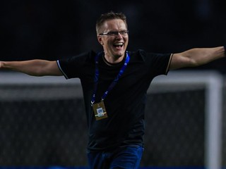 Tréner Sabahu Valdas Dambrauskas oslavuje postup do Ligy majstrov. 