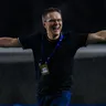 Tréner Sabahu Valdas Dambrauskas oslavuje postup do Ligy majstrov. 