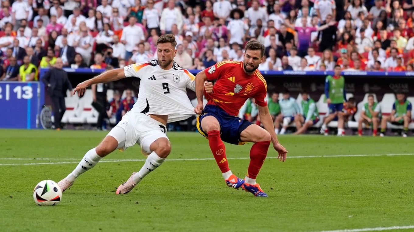 Nemecký útočník Niclas Füllkrug mieri do žrde v zápase proti Španielsku na EURO 2024.