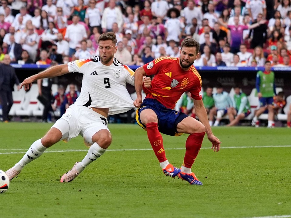 Nemecký útočník Niclas Füllkrug mieri do žrde v zápase proti Španielsku na EURO 2024.