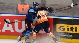 Na snímke zľava Filip Bajtek (Nitra) a Eddie Levin (Växjö) v druhom kole základnej časti Ligy majstrov medzi HK Nitra a Växjö Lakers.