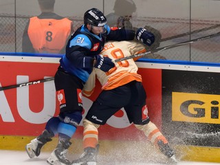 Na snímke zľava Filip Bajtek (Nitra) a Eddie Levin (Växjö) v druhom kole základnej časti Ligy majstrov medzi HK Nitra a Växjö Lakers.