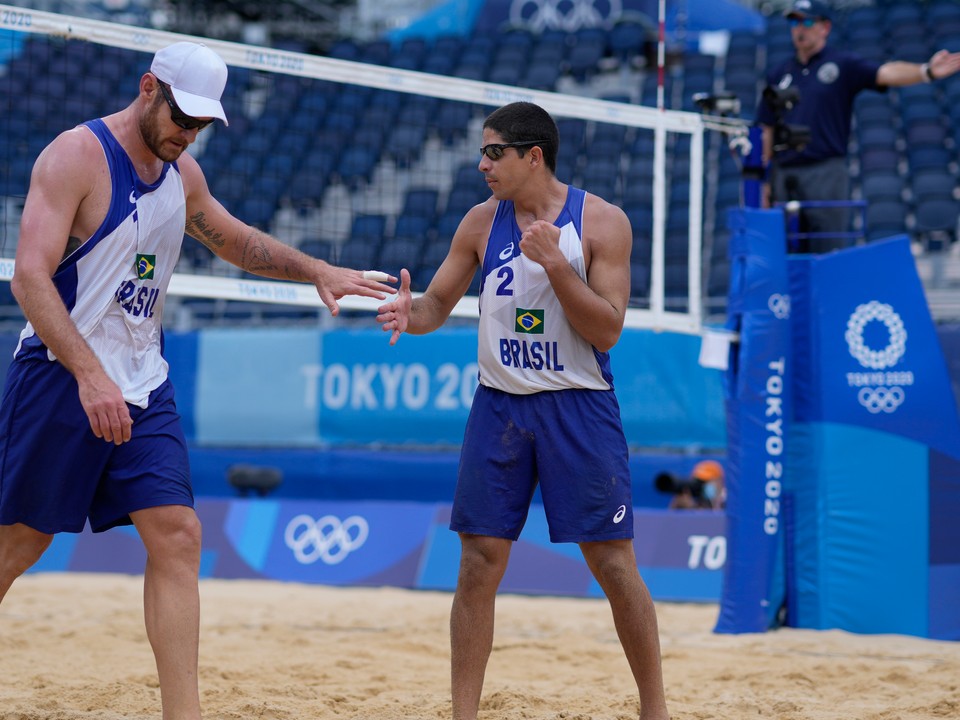 Brazílski plážoví volejbalisti Alison Cerutti (vľavo) a Alvaro Morais Filho.