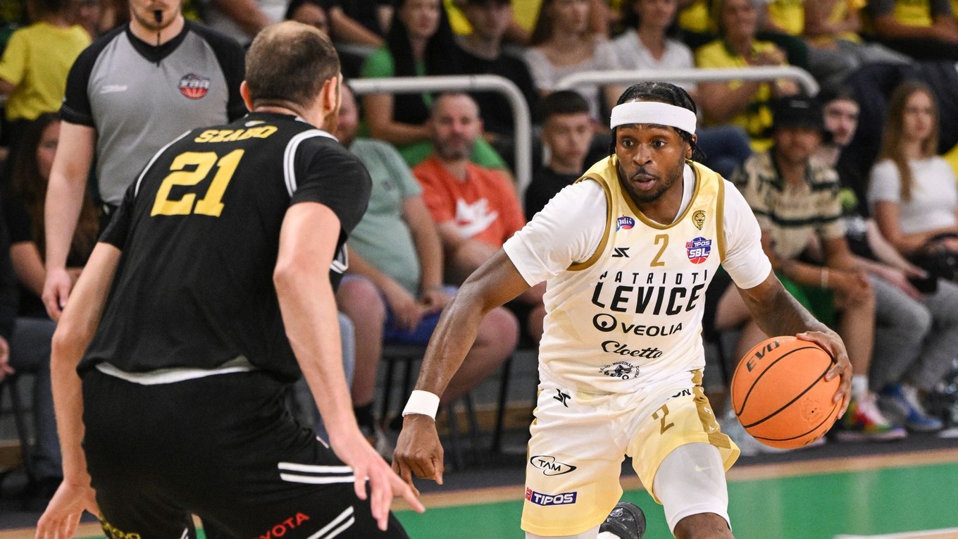 Milan Szabó (Inter) a Tony Hollis Hicks (Levice).