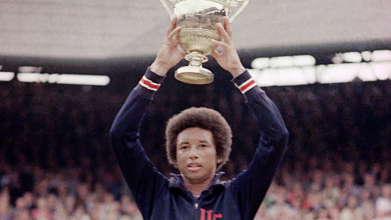 Arthur Ashe oslavuje triumf vo Wimbledone. 