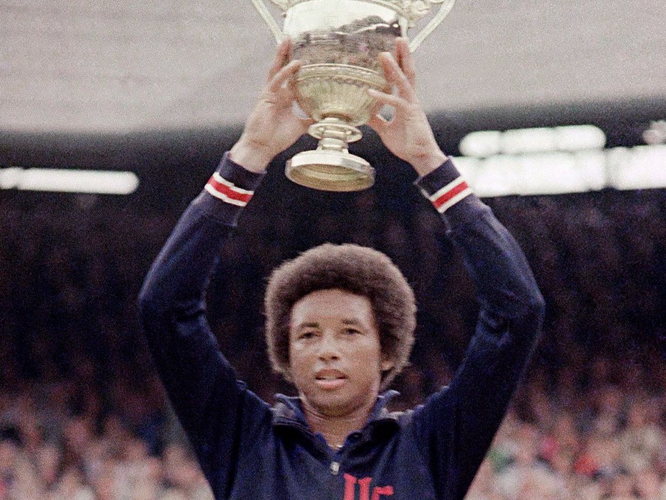Arthur Ashe oslavuje triumf vo Wimbledone. 