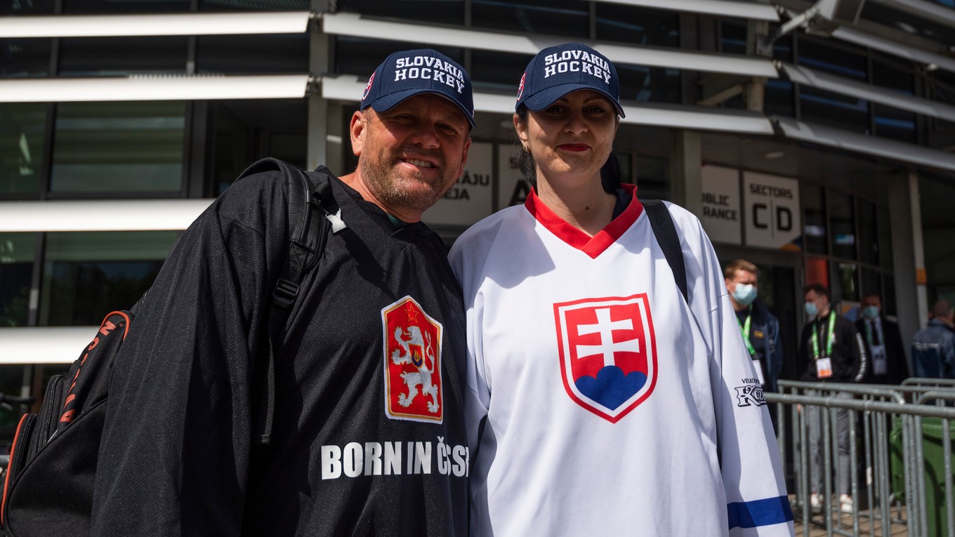 Fanúšikovia Martin a Silvia stoja pred štadiónom pred zápasom Slovensko - Česko na MS v hokeji 2021.