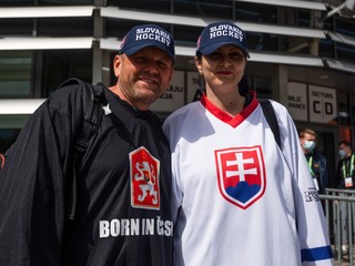 Fanúšikovia Martin a Silvia stoja pred štadiónom pred zápasom Slovensko - Česko na MS v hokeji 2021.