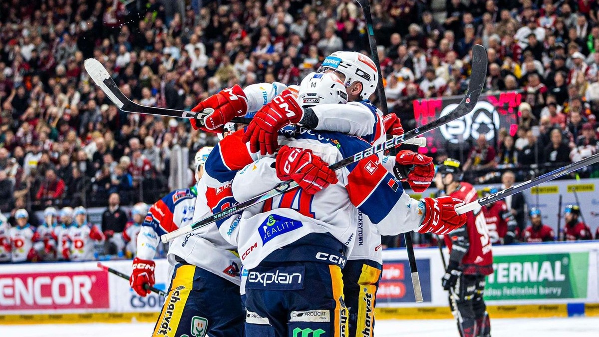 Miloš Kelemen oslavuje gól so spoluhráčmi.