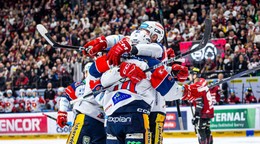 Miloš Kelemen oslavuje gól so spoluhráčmi.