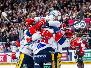 Miloš Kelemen oslavuje gól so spoluhráčmi.