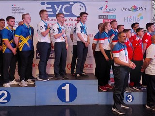 Slovenskí juniorskí reprezentanti v bowlingu na bronzovom stupienku. 