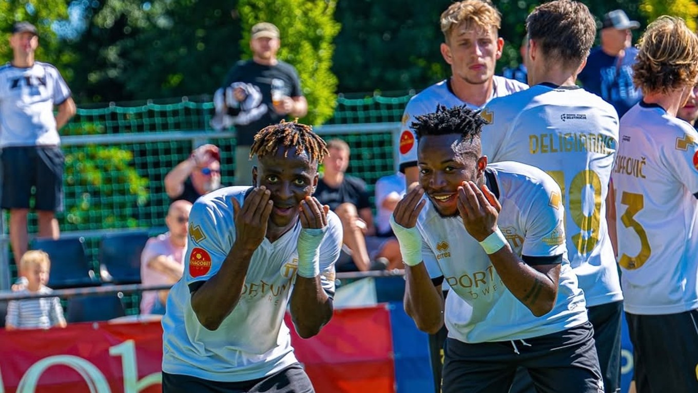 Radosť hráčov FC Petržalka po strelení gólu.