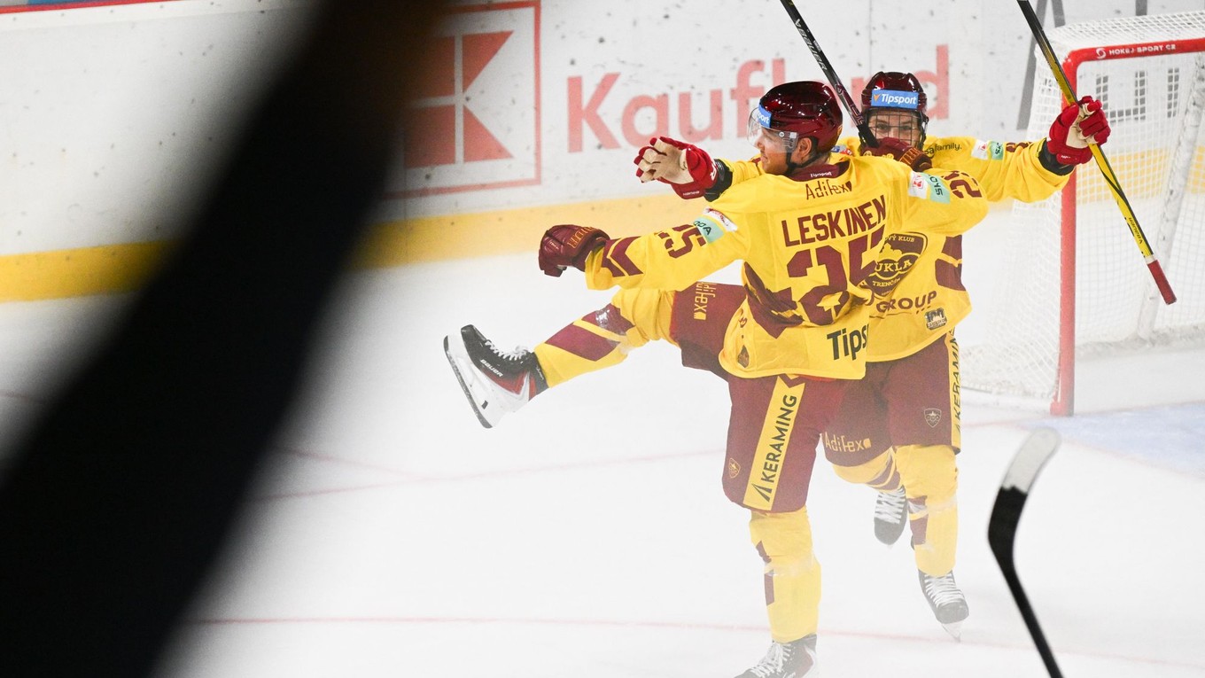 Radosť hokejisti Trenčína v zápase so Spišskou Novou Vsou.