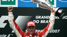 Fín Kimi Räikkönen ako majster sveta F1 v roku 2007. 