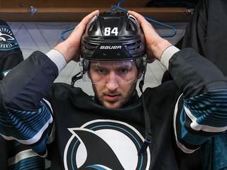 Pavol Regenda sa pripravuje na zápas za San Jose Sharks. 