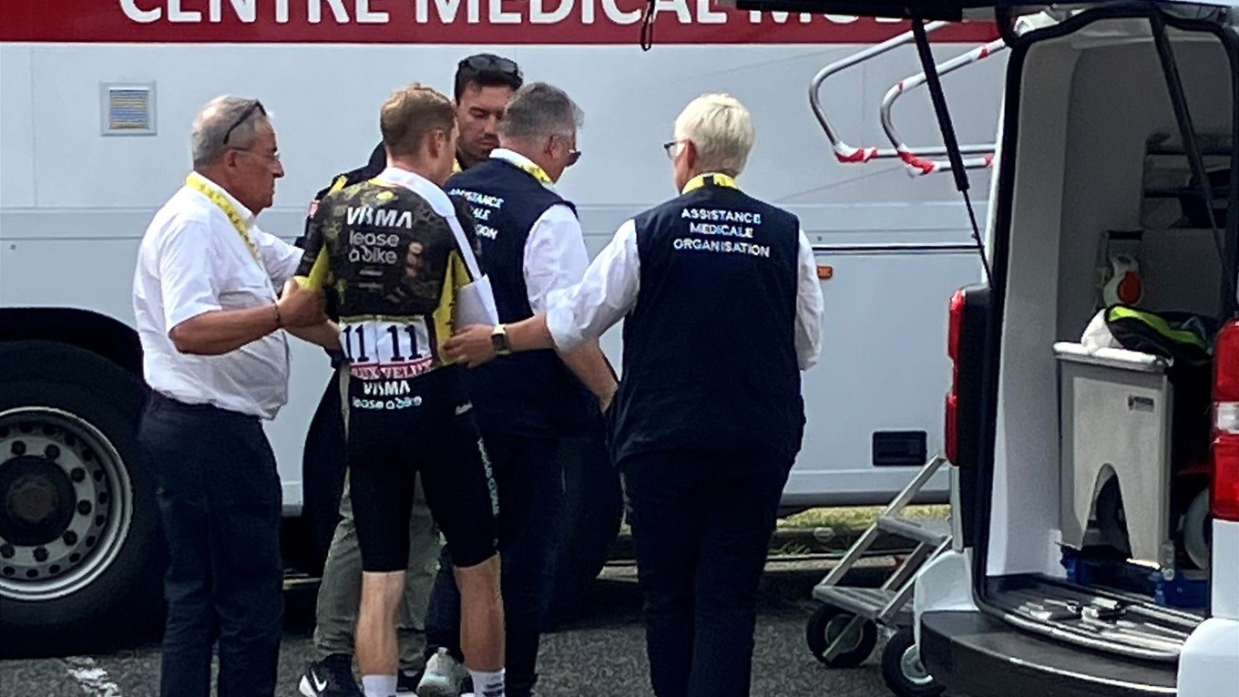 Jonas Vingegaard spadol v 15. etape a musel odstúpiť z Tour de France 2026.
