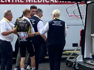 Jonas Vingegaard spadol v 15. etape a musel odstúpiť z Tour de France 2026.