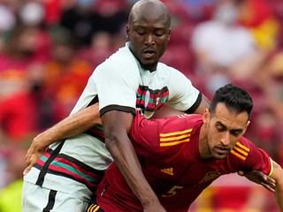 Momentka zo zápasu Španielsko - Portugalsko, v akcii Danilo Pereira a Sergio Busquets.