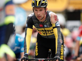 Primož Roglič po páde na Tour de France 2021.