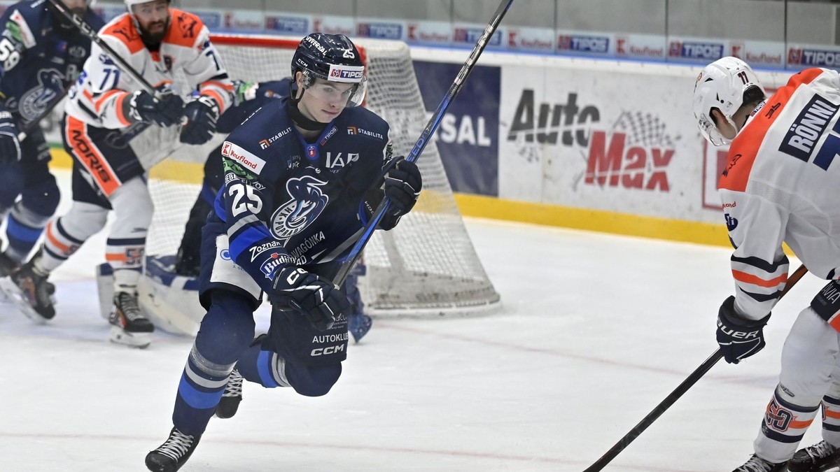 Na snímke zľava Markus Suchý (Poprad) a Topi Rönni (Michalovce).