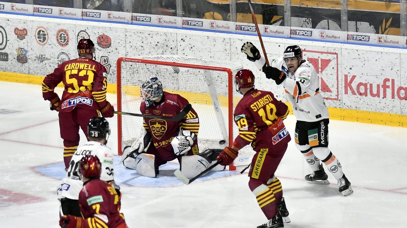 Brankár Gustavs Grigals inkasuje prvý gól v zápase HC Košice - HK Dukla Trenčín v 14. kole Tipos extraligy. Skóroval Joona Jääskeläinen.