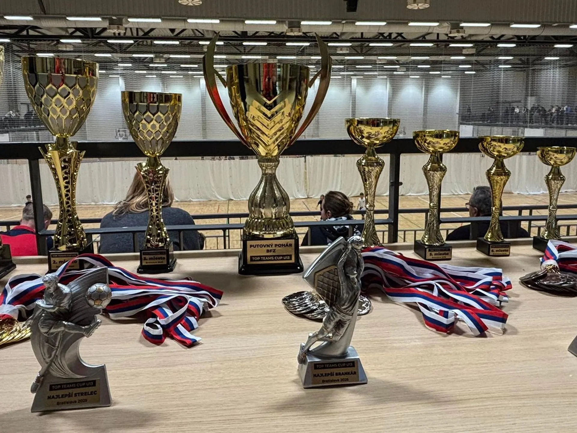 Premiérovým víťazom halového turnaja TOP TEAMS CUP U 13 sa stali chlapci FK Rača Bratislava