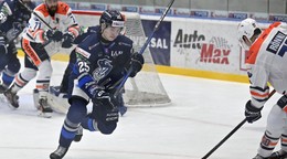 Na snímke zľava Markus Suchý (Poprad) a Topi Rönni (Michalovce).