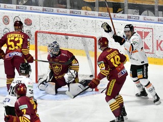 Brankár Gustavs Grigals inkasuje prvý gól v zápase HC Košice - HK Dukla Trenčín v 14. kole Tipos extraligy. Skóroval Joona Jääskeläinen.