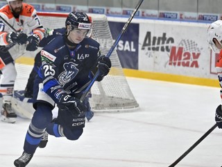 Na snímke zľava Markus Suchý (Poprad) a Topi Rönni (Michalovce).
