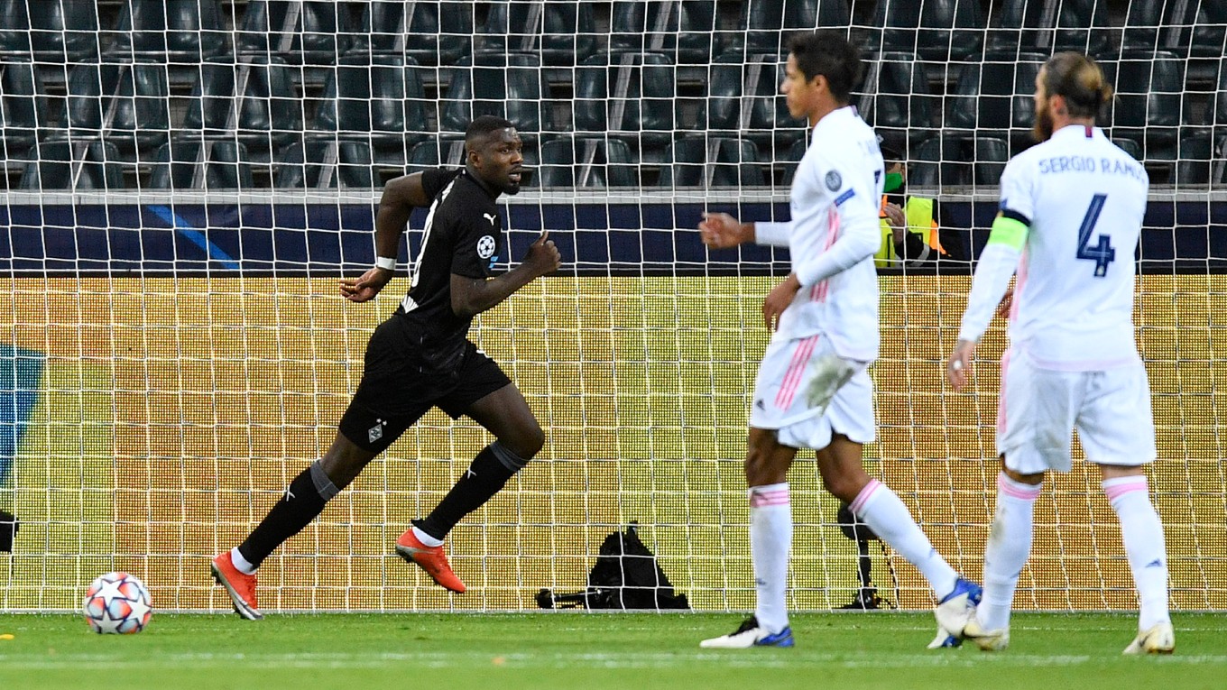 Francúzsky útočník Marcus Thuram (v čiernom) skóruje proti Realu Madrid.
