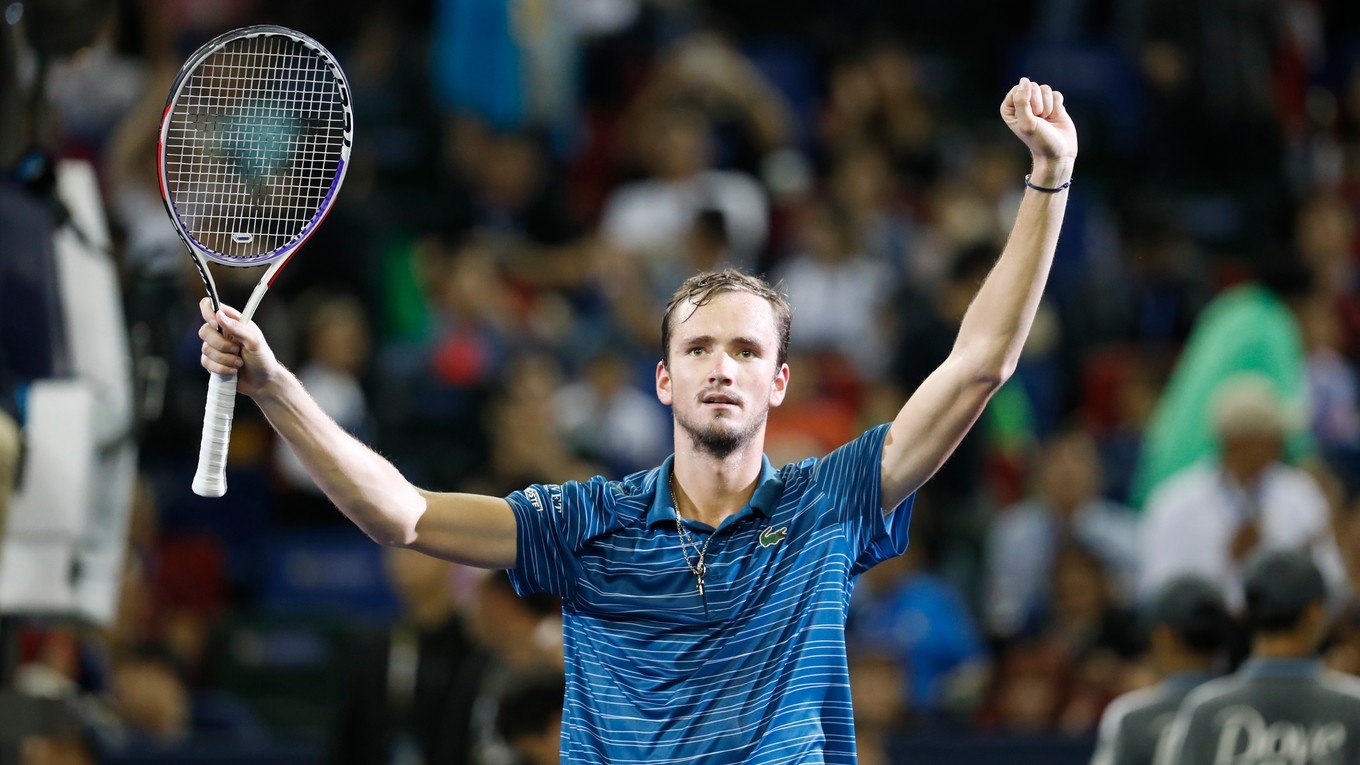 Daniil Medvedev oslavuje triumf na turnaji ATP v Šanghaji 2019.