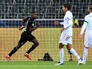 Francúzsky útočník Marcus Thuram (v čiernom) skóruje proti Realu Madrid.