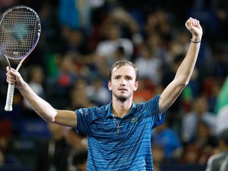 Daniil Medvedev oslavuje triumf na turnaji ATP v Šanghaji 2019.